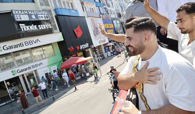 Kırkpınar başpehlivanı Erkan Taş'a Antalya'da coşkulu karşılama