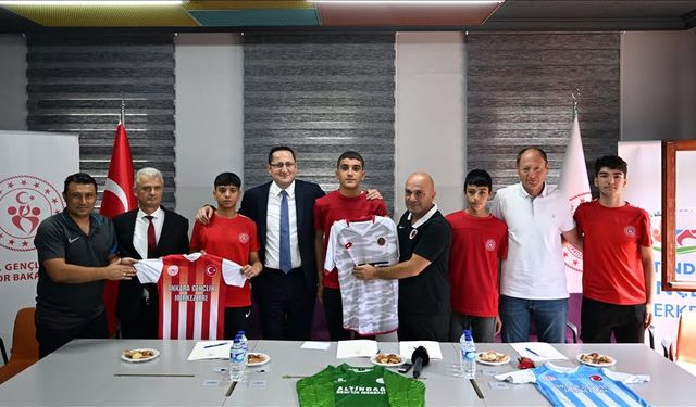 Sokakta keşfedilen futbolcular Gençlerbirliği'yle sözleşme imzaladı