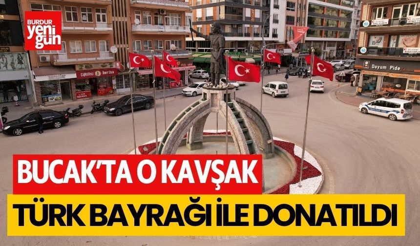 Bucak'ın simgesinin olduğu kavşak, Türk Bayrağı ile donatıldı