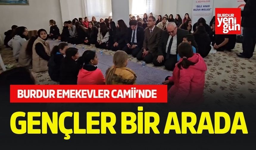 Burdur'da Gençler Camide Bir Araya Geldi