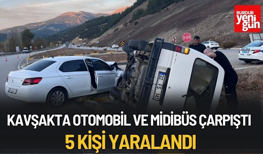 Kavşakta Otomobil ve Midibüs Çarpıştı, 5 Yaralı