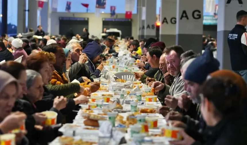 Balıkesir Ayvalık'ta binlerce kişi iftarda buluştu