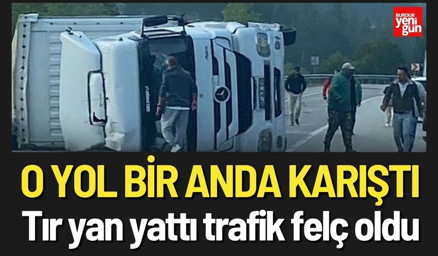 O Yol Bir Anda Karıştı! Tır Devrildi, Trafik Felç Oldu